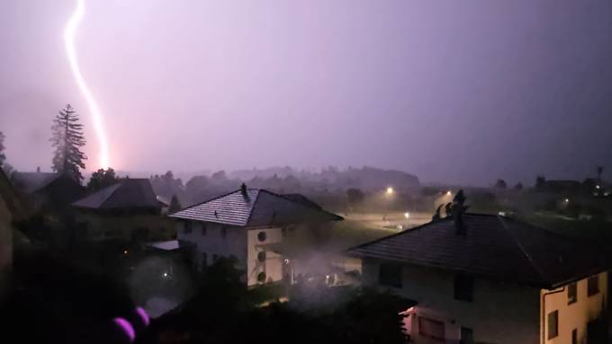 Blitze, Wind und Regen – so schüttelt das Unwetter die Region Zürich durch
