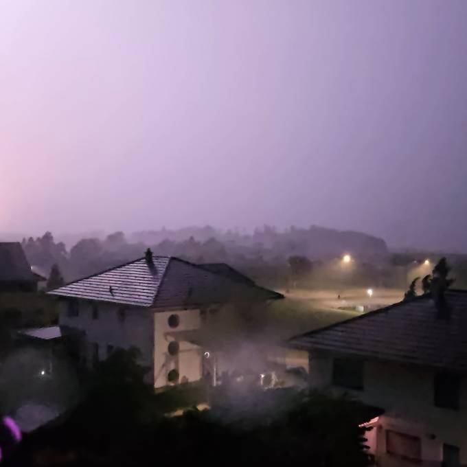 Blitze, Wind und Regen – so schüttelt das Unwetter die Region Zürich durch