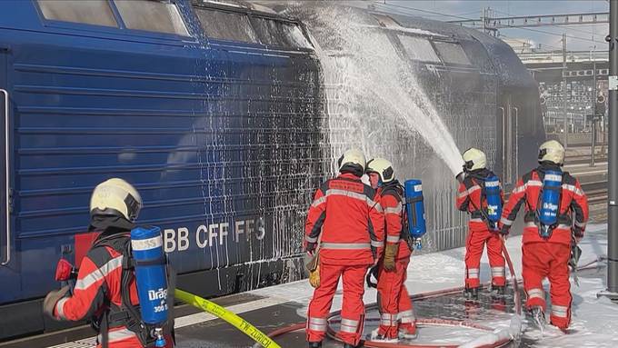 Hier wird der Lokbrand am Bahnhof Altstetten gelöscht