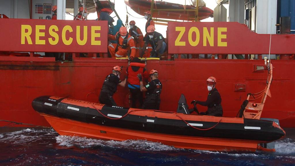 Sea-Eye will im Mittelmeer gerettete Migranten nach Sizilien bringen