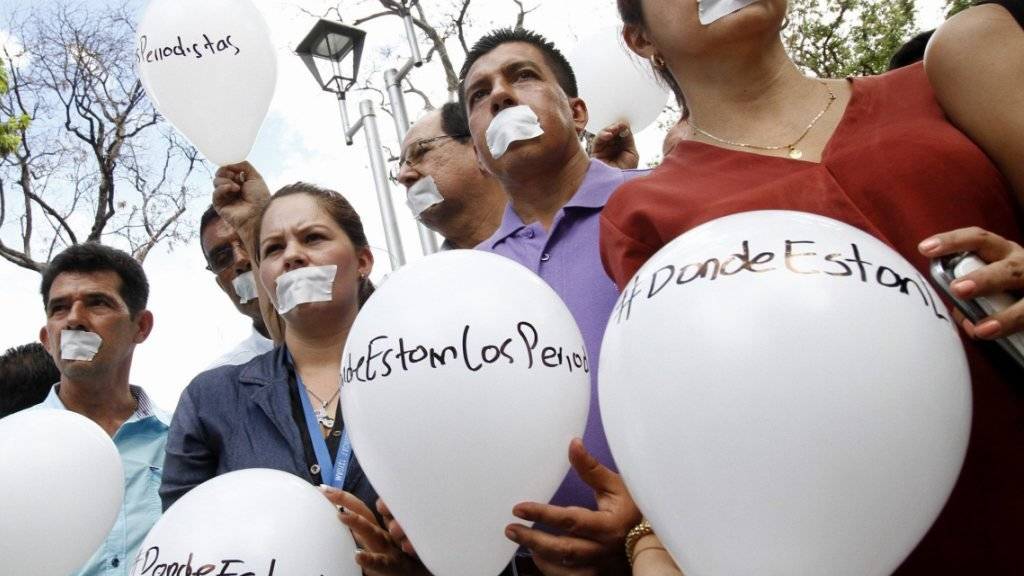 Kolumbianische Journalisten gedenken ihrer verschwundenen spanischen Kollegin - was mit Salud Hernández-Mora geschah, ist ungewiss.