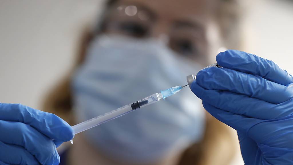 Eine Krankenschwester bereitet in London eine Spritze mit dem Impfstoff von Pfizer-Biontech vor. Foto: Frank Augstein/AP POOL/dpa