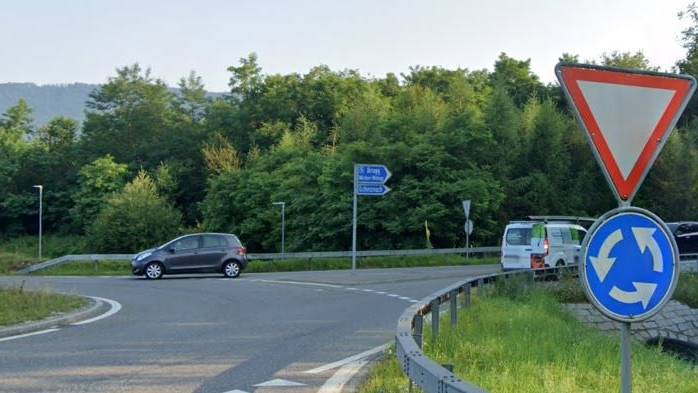 Der Unfall geschah beim Kreisel Aaretalstrasse/Hobrütiweg in Rupperswil.