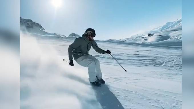 Es geht auch ohne: Ragettli brettert nur in Skischuhen über die Piste