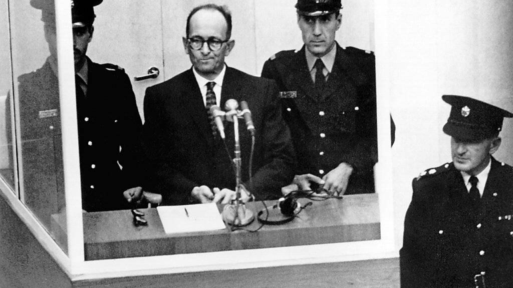 ARCHIV - NS-Kriegsverbrecher Adolf Eichmann (2.v.l) steht während seiner Vernehmung am ersten Prozesstag vor dem Bezirksgericht in Jerusalem. Foto: picture alliance / dpa