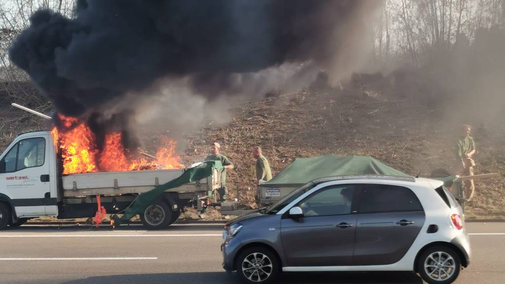Lieferwagen auf Autobahn in Flammen