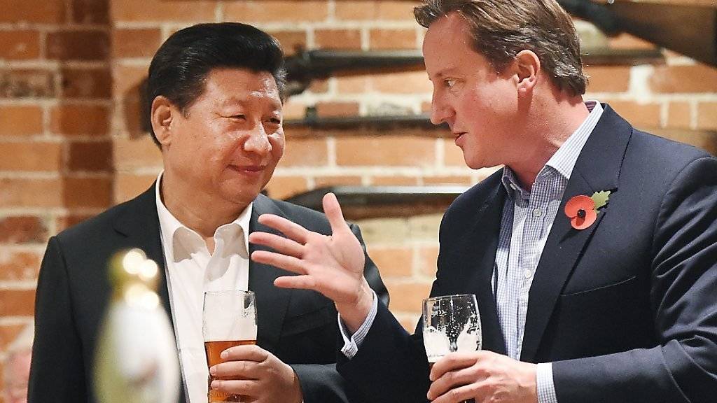 David Cameron und Xi Jinping lassen den Arbeitstag in guter britischer Tradition im Pub bei einem Bier ausklingen.