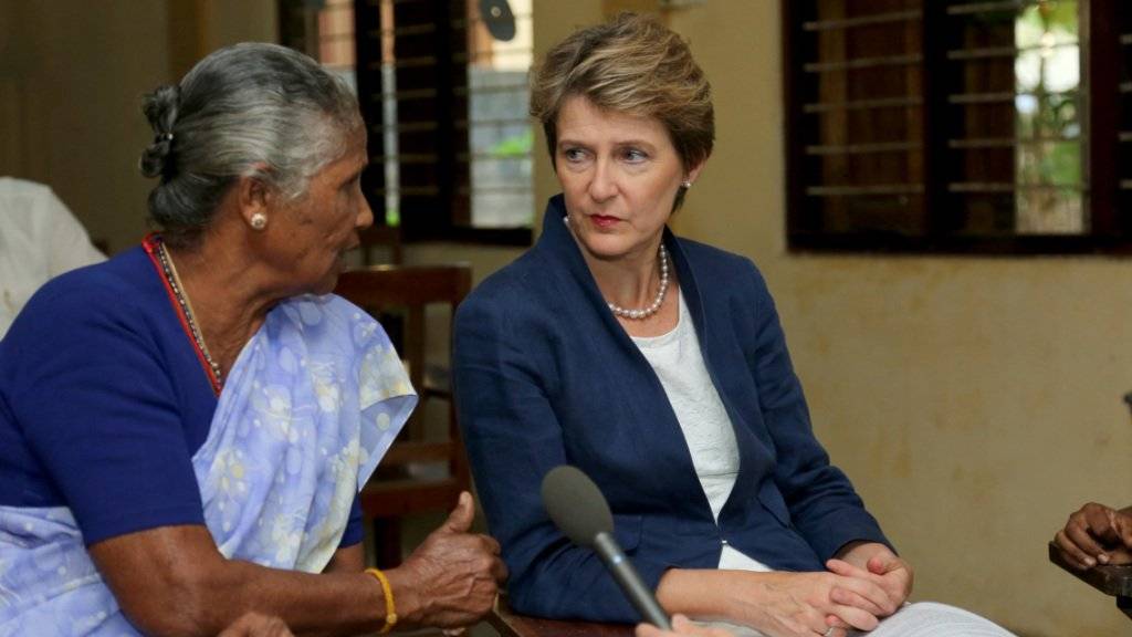 Bundesrätin Simonetta Sommaruga während ihres Besuches in einem Frauenhaus in Jaffna im Norden von Sri Lanka.