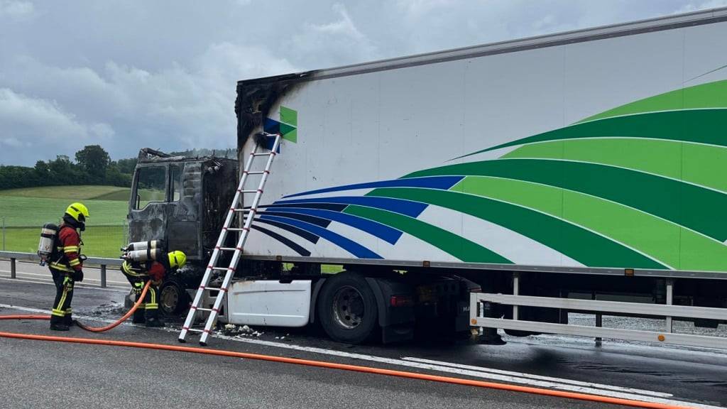 Auf der Autobahn A2 in Fahrtrichtung Süden brannte am Montagnachmittag vor dem Rastplatz Knutwil ein Sattelmotorfahrzeug.