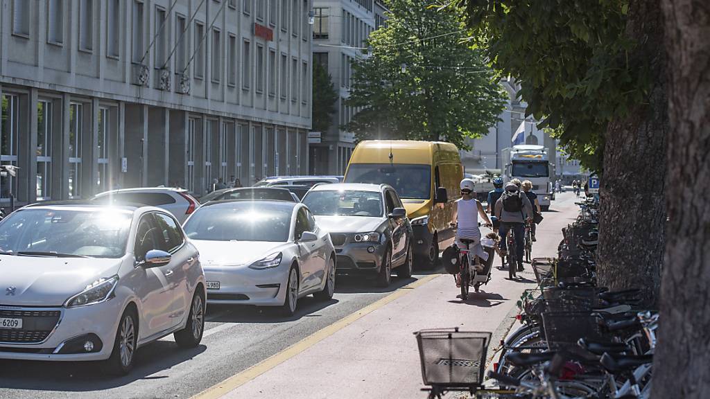 In der Stadt Luzern müssen die Stimmberechtigten darüber entscheiden, ob sie weniger Autos auf den Strassen wollen. (Symbolbild)