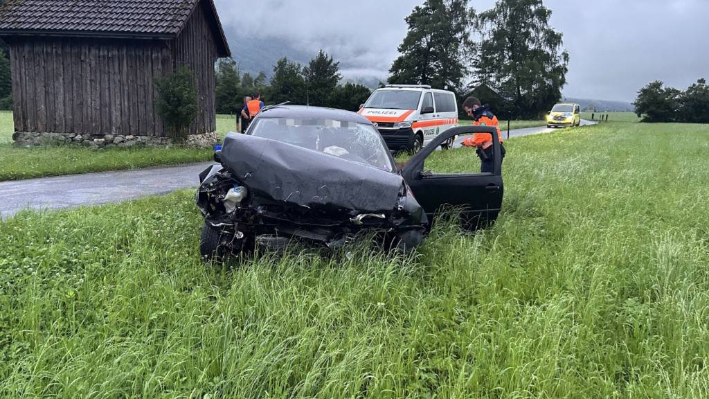 Automobilist verletzt sich bei Selbstunfall in Rufi SG schwer