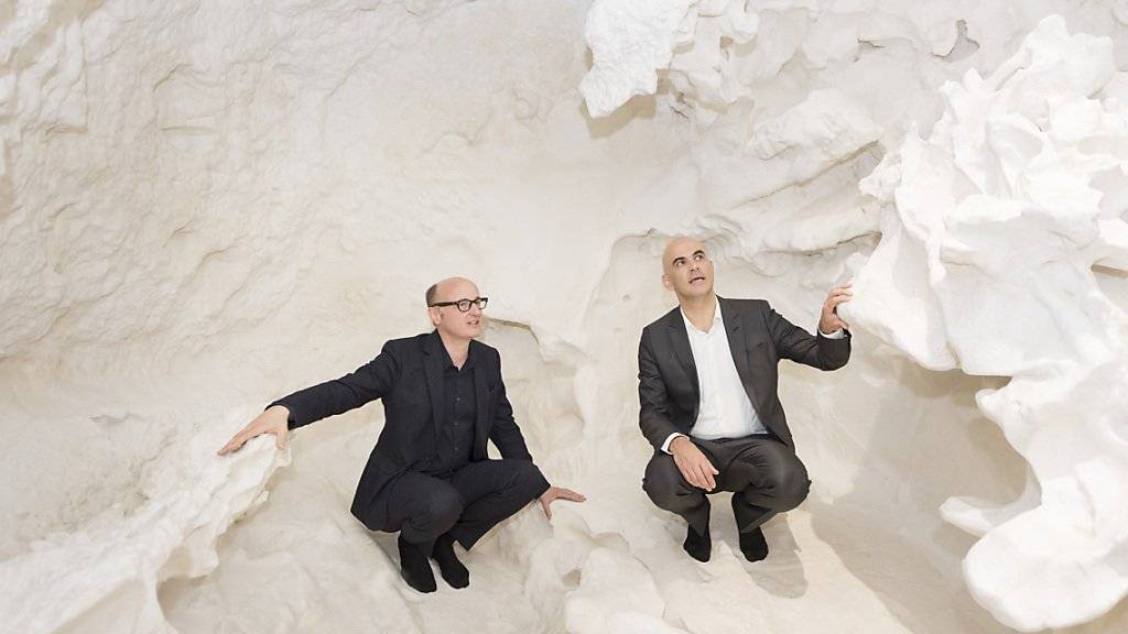 Architekt Christian Kerez (l) beim Besuch von Bundesrat Alain Berset im Schweizer Pavillon in Venedig
