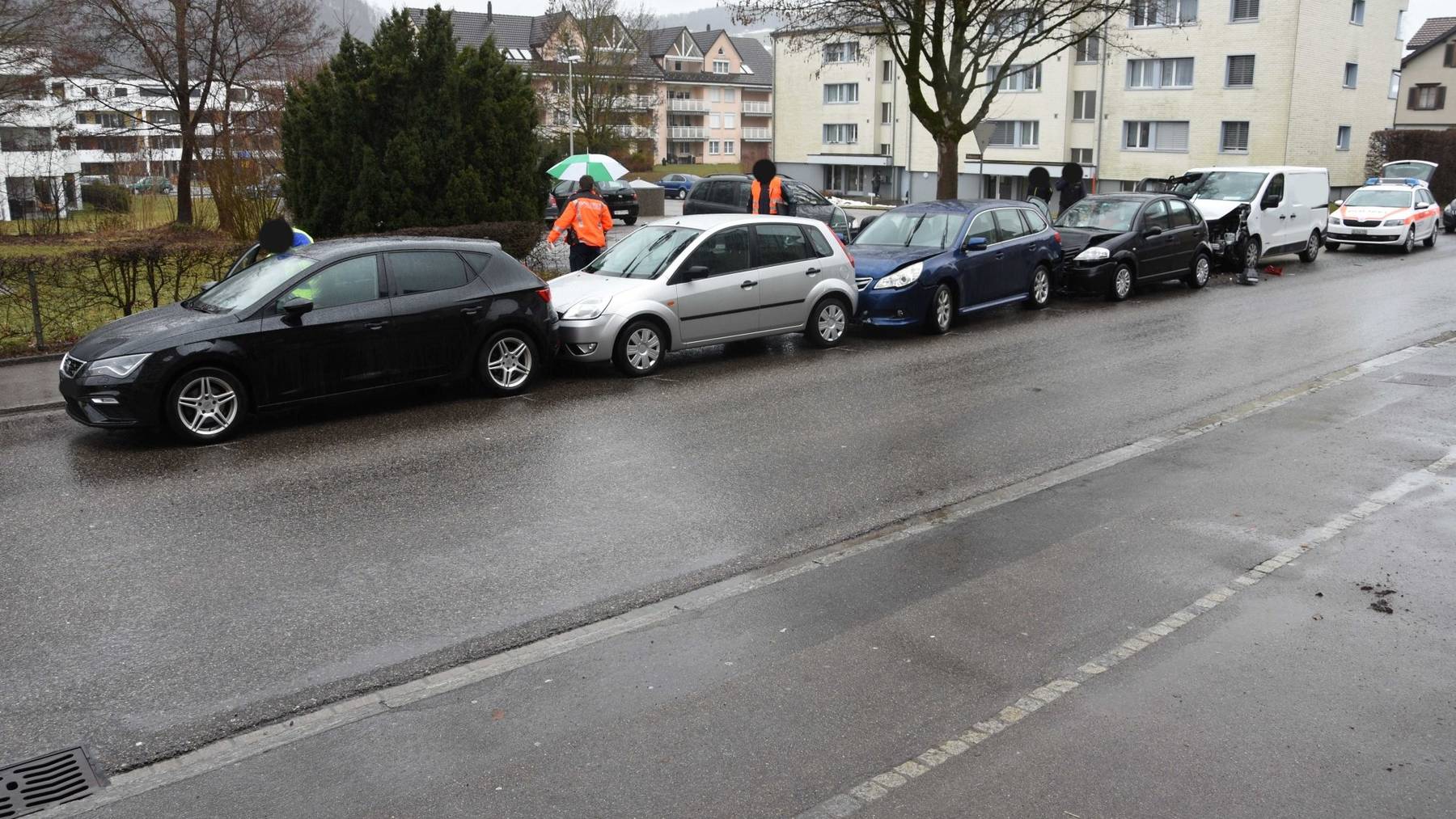 In Bütschwil sind fünf Autos ineinandergeprallt.