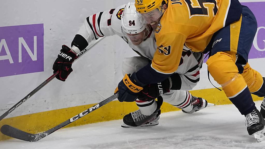 Roman Josi (gelbes Shirt) geht mit gutem Beispiel voran: Der Berner Verteidiger zeigt viel Einsatz gegen den Stürmer der Chicago Blackhawks