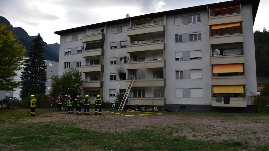 Ein Übergreifen des Brandherdes auf mehrere Wohnungen konnte die Feuerwehr verhindern. (Bild: KapoGR)