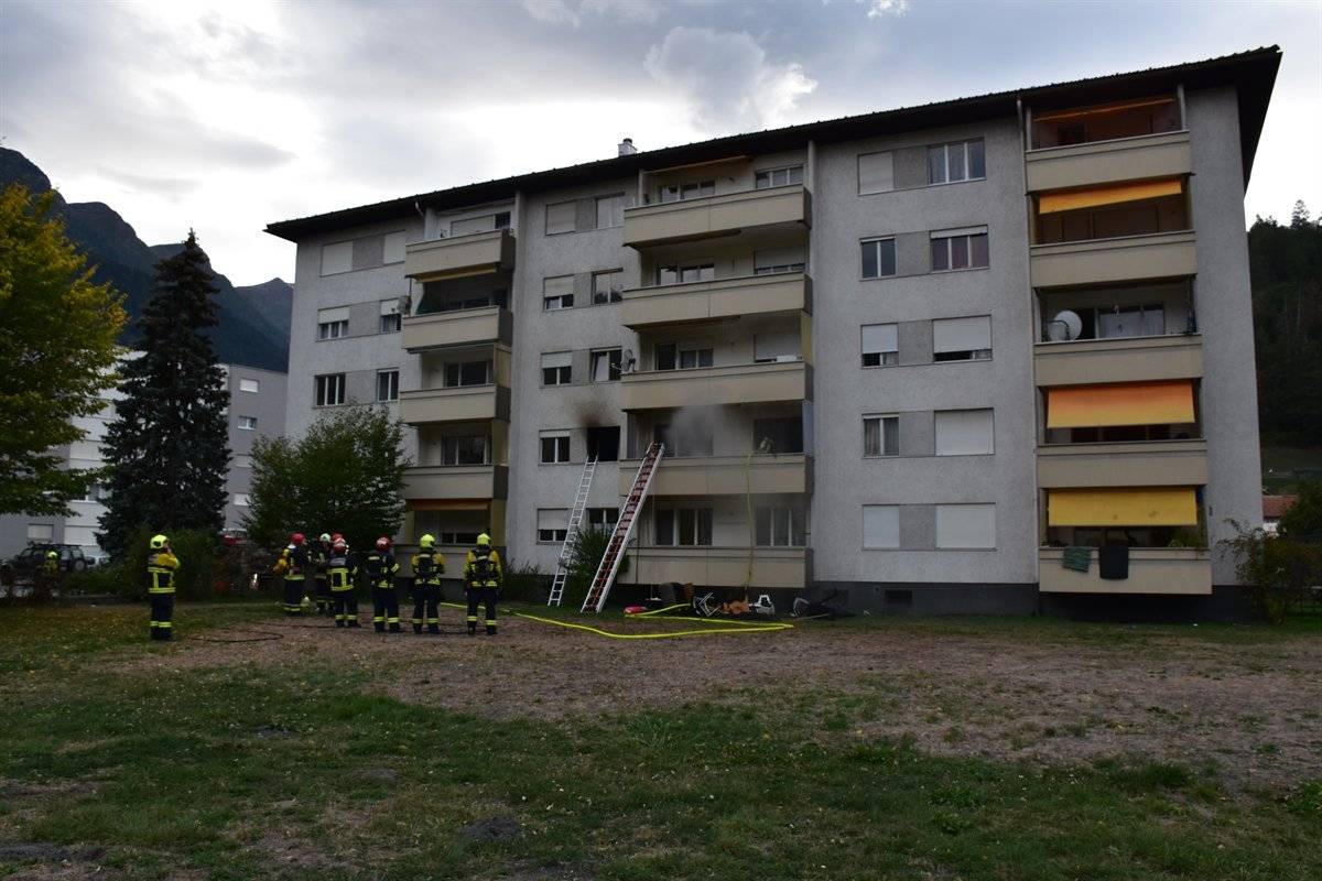 Ein Übergreifen des Brandherdes auf mehrere Wohnungen konnte die Feuerwehr verhindern. (Bild: KapoGR)