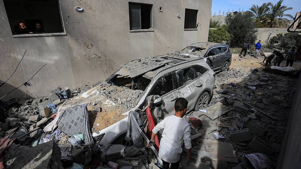 Palästinenser begutachten die Schäden, nachdem ein israelischer Luftangriff das Haus der Familie Al-Shaer in der Nähe von Rafah zerstört hat. Foto: Mohammed Talatene/dpa