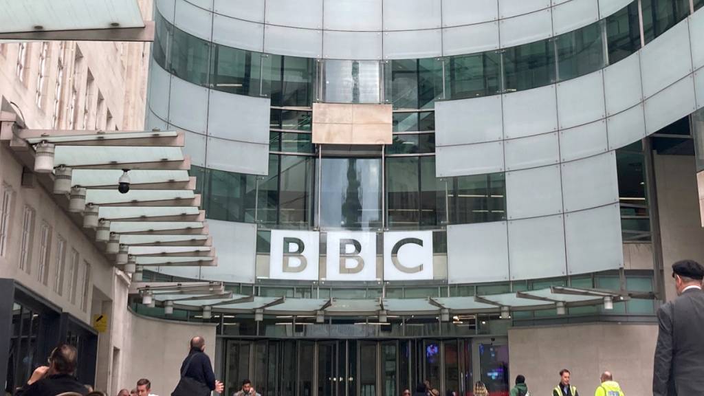 ARCHIV - Das Sender-Logo prangt am Eingang der britischen Rundfunkanstalt BBC. Foto: Christoph Meyer/dpa