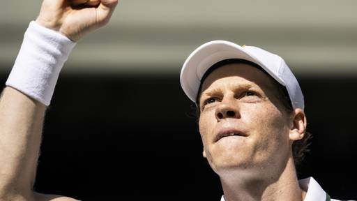 Titelverteidiger Sinner zittert fünf Sätze lang