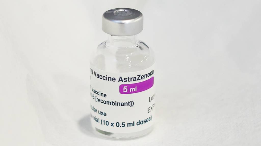 Das Bild zeigt eine Ampulle des von der Universität Oxford und des Pharmakonzerns Astrazeneca produzierten Corona-Impfstoffs. Foto: Liam Mcburney/PA Wire/dpa