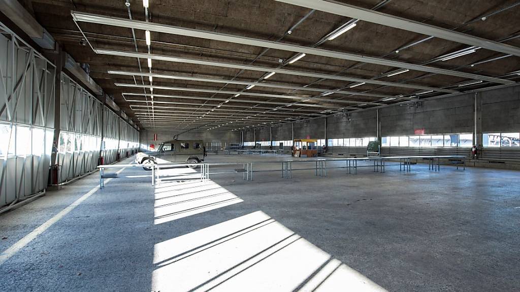 Die Panzerhalle des Waffenplatzes Thun wird derzeit als Asylunterkunft genutzt. (Archivbild)