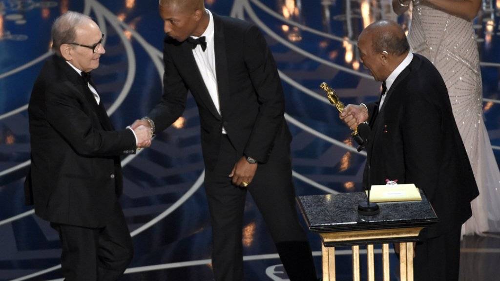Ennio Morricone (links) nimmt für seine Filmmusik «The Hateful Eight» am 28. Februar 2016 in Los Angeles einen Oscar entgegen (Archiv)