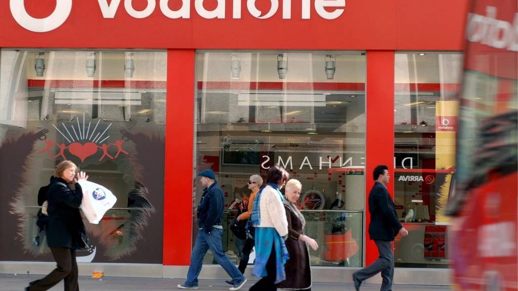 Passanten laufen an einem Vodafone-Laden in London vorbei. (Archivbild)