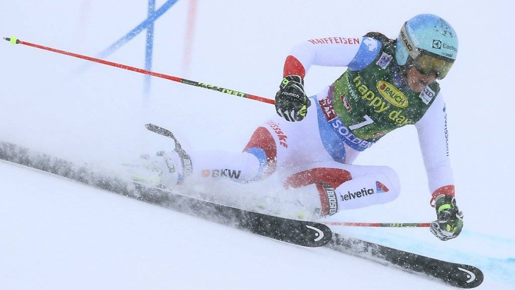 Wendy Holdener kämpft sich auf dem Rettenbachgletscher im Schneetreiben durch die Tore