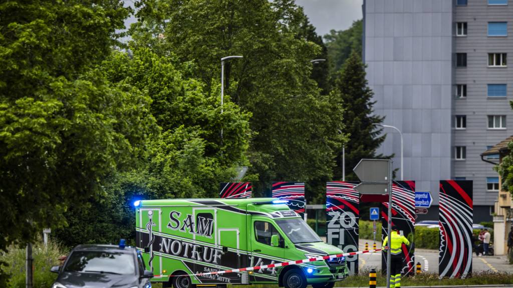 Ein Einsatzfahrzeug der Polizei und eine Ambulanz beim Bildungszentrum Zofingen nach dem Messerangriff im Mai 2024. (Archivbild)