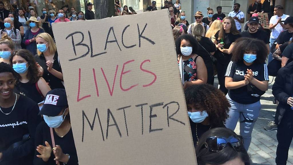 Karton mit dem Slogan «Black Lives Matter» in St. Gallen.