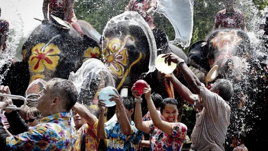 Wasserschlacht mit Elefanten: Am Montag wurde im Geschichtspark Ayutthaya nahe Bangkok ein Vorschau-Event zu den Neujahrsfeierlichkeiten durchgeführt, bei welchen jeweils ausgelassene Wasserschlachten stattfinden. Wegen der grossen Dürre wurde der Wassereinsatz in Bangkok dieses Jahr verkürzt.