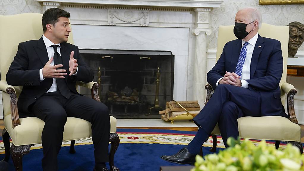 ARCHIV - Joe Biden, Präsident der USA, bei einem Treffen mit dem ukrainischen Präsidenten Wolodymyr Selenskyj im September. Foto: Evan Vucci/AP/dpa