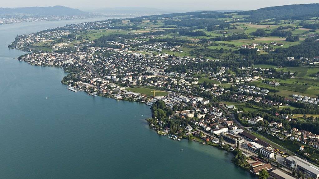 Grundsätzlich brauchen Ausländer für den Kauf von Schweizer Immobilien eine Bewilligung. Davon gibt es aber viele Ausnahmen. Der Bundesrat will die Schraube nun wieder anziehen. (Archivbild)