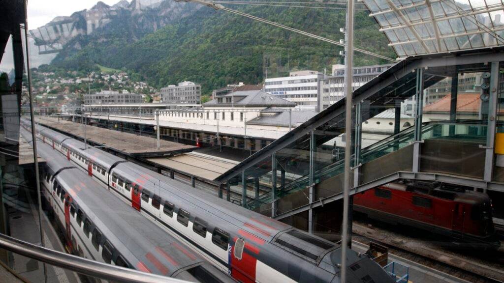 Zwei Intercity-Züge stehen abfahrbereit in Chur. Mit dem neuen Fahrplan 2026 sollen die Schnellzüge durchgehend im Halbstundentakt nach Zürich abfahren. (Archivbild)