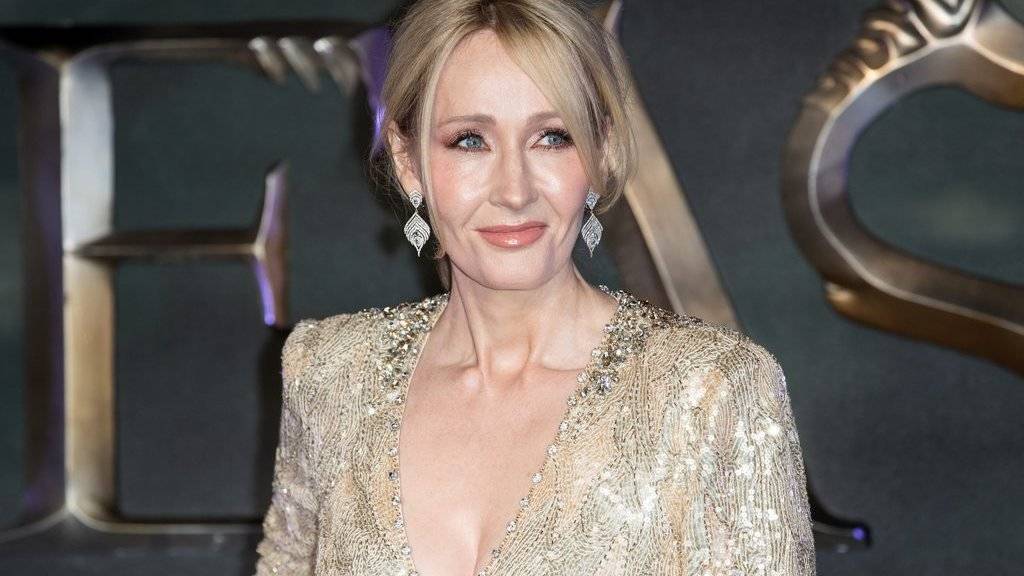 Die britische Schriftstellerin und Filmproduzentin J.K. Rowling  posiert am 15. November 2016 in London anlässlich der Premiere des Films «Fantastic Beasts and Where To Find Them» (Archiv)