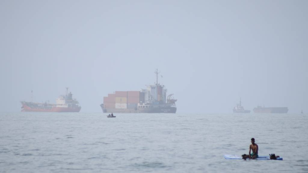 ARCHIV - Ein Containerschiff und andere Handelsschiffe liegen in der Straße von Hormus vor Anker. Foto: Razieh Poudat/ISNA/AP/dpa