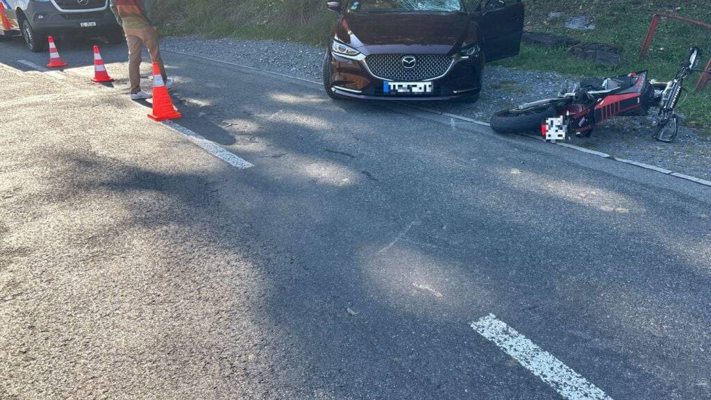 Töfffahrer wird bei Kollision auf der Klausenpassstrasse verletzt