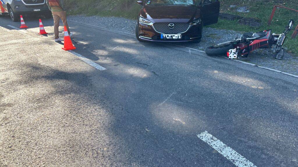 Ein Töfffahrer ist auf der Klausenpassstrasse mit einem Auto zusammengestossen. Er flog über die Motorhaube in die Frontscheibe.
