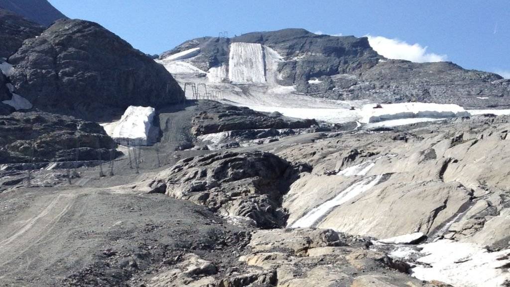 Auf dem Vorab-Gletscher auf über 2500 Meter oberhalb Flims GR waren bestimmte Flächen mit weissem Vlies geschützt worden. Darauf blieb eine etwa drei Meter dicke Schicht Schnee und Eis trotz Hitzesommer liegen, während rundum im August 2015 der der blanke Fels zu sehen war.