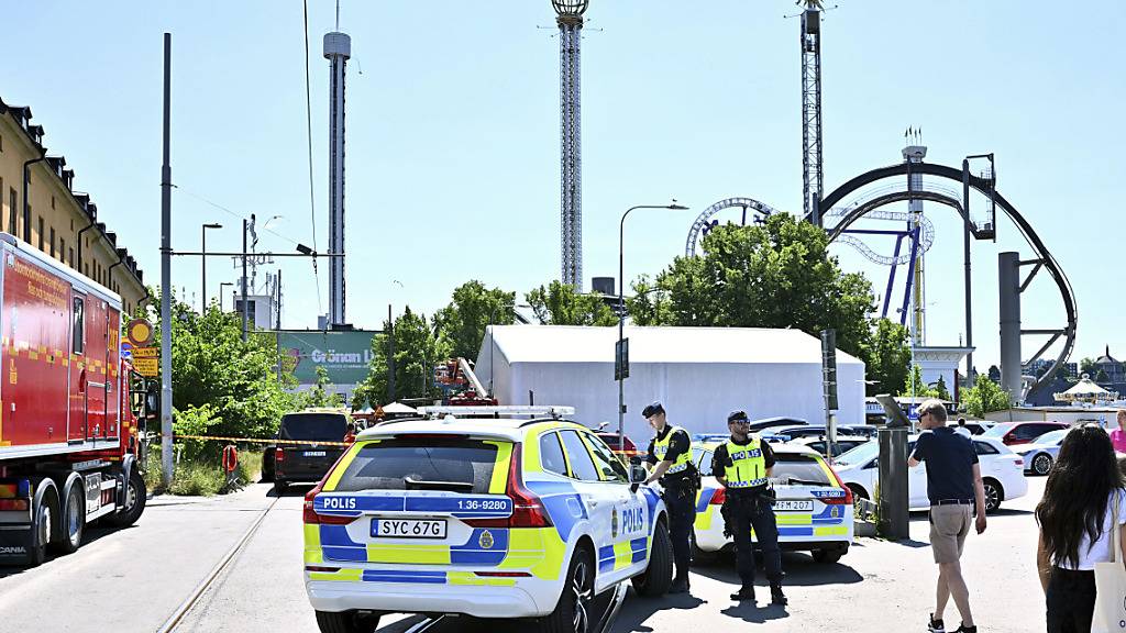 Die Polizei sperrt den Vergnügungspark «Gröna Lund» ab. In dem schwedischen Freizeitpark ist eine Achterbahn entgleist und mindestens ein Mensch nach Angaben der Betreiber ums Leben gekommen. Es gebe zudem mehrere Verletzte, teilte der Vergnügungspark «Gröna Lund» mit. Foto: Claudio Bresciani/TT News Agency/AP