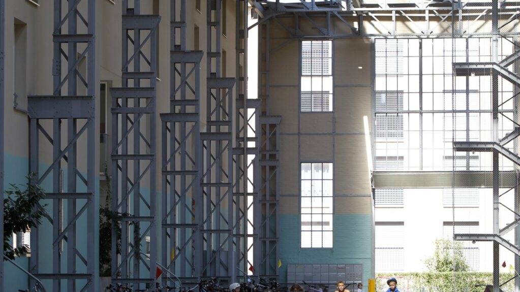 Bei der Vergabe von städtischen Wohnungen sollen Winterthurerinnen und Winterthurer bevorzugt werden. Dies fordert die Winterthurer SVP. Im Bild eine ehemalige Industriehalle auf dem Sulzer Areal, heute sind darin Wohnungen untergebracht. (Archivbild)