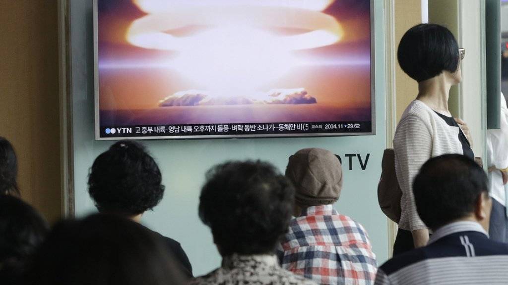 Auf einem TV-Bildschirm am Hauptbahnhof der südkoreanischen Hauptstadt Seoul wird über den jüngsten Atombombentest Nordkoreas berichtet. Der jüngste Test wurde international scharf verurteilt.