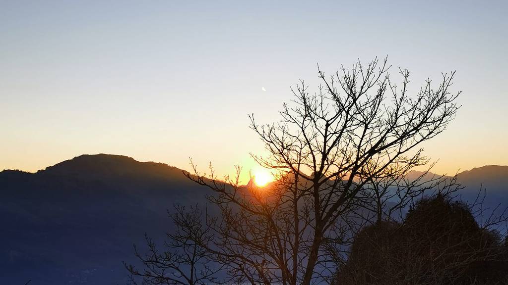 Silvia Berlinger_ machte einen Morgenspaziergang und sah dabei diesen Sonnenaufgang. Nun sei sie wieder brav zu Hause