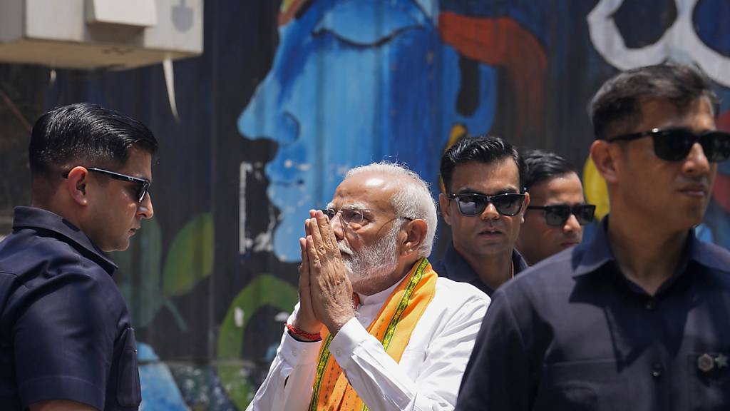 dpatopbilder - Der indische Premierminister Narendra Modi kommt, flankiert von Leibwächtern, zum Gottesdienst im Kaal-Bhairav-Tempel, bevor er seine Nominierungsunterlagen für die Kandidatur für die Parlamentswahlen in Varanasi, Bundesstaat Uttar Pradesh, Indien, einreicht. Foto: Rajesh Kumar Singh/AP/dpa