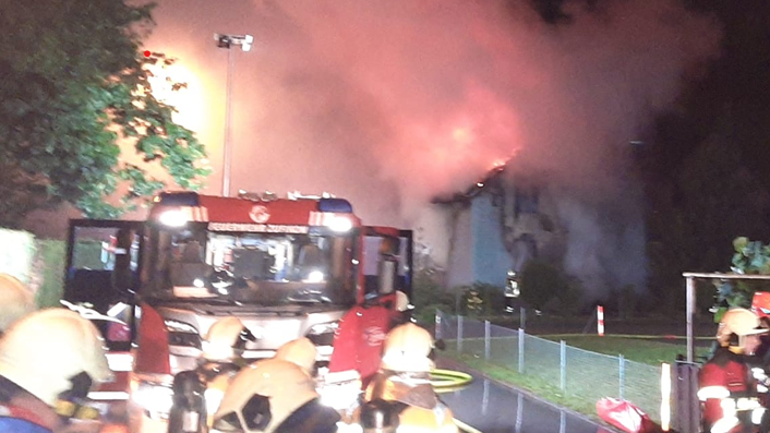 In Zumikon im Kanton Aargau brannte in der Nacht auf Freitag ein Haus.