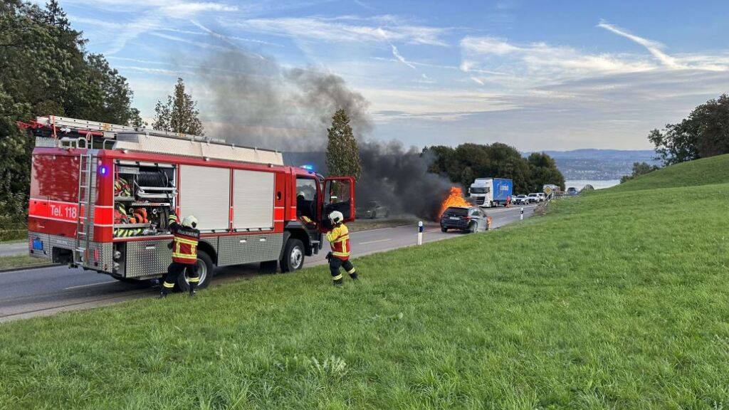 Auto fängt in Feusisberg SZ während der Fahrt Feuer