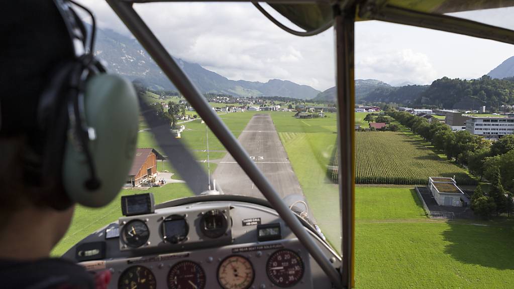 Anflug auf Kägiswil: Der Kanton Obwalden kritisiert eine geplante Verschiebung der An- und Abflugachse. (Archivbild)