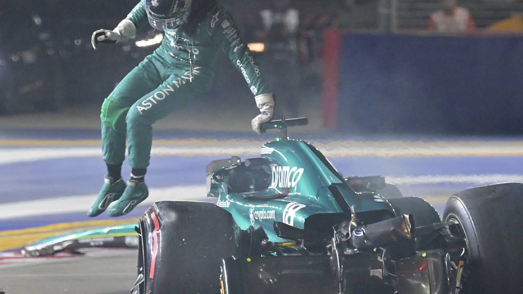Der Kanadier Lance Stroll springt nach seinem Unfall in der Qualifikation aus dem schwer beschädigten Aston Martin