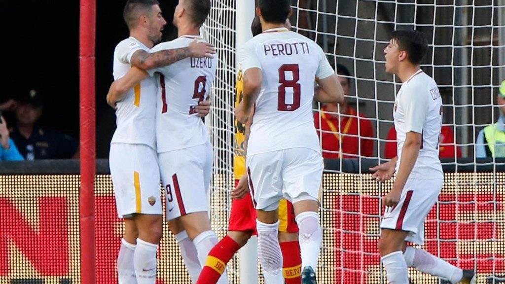 Die AS Roma jubelt in Benevento (hier nach dem 1:0 durch Edin Dezko/Nummer 9).