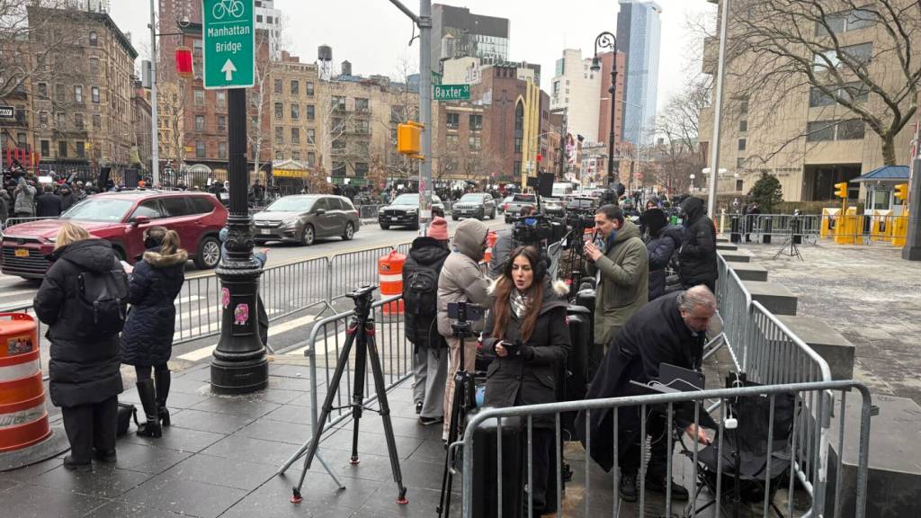 Reporter stehen vor dem Bundesgericht in Manhattan, in das der venezolanische Präsident Maduro gebracht wird. Foto: Anna Ringle/dpa